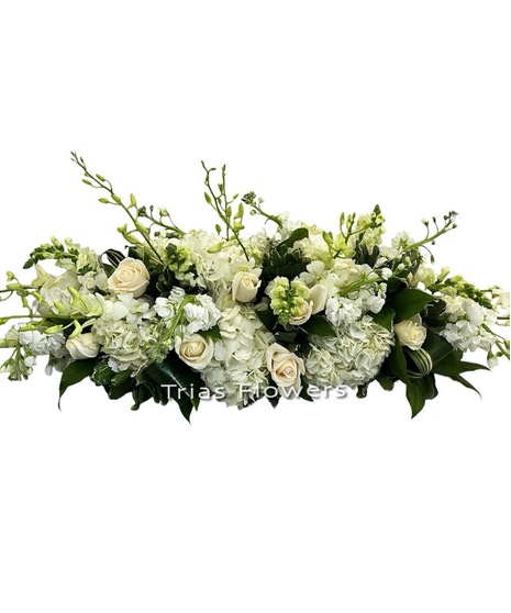white centerpiece with hydrangeas, roses, and snapdragons