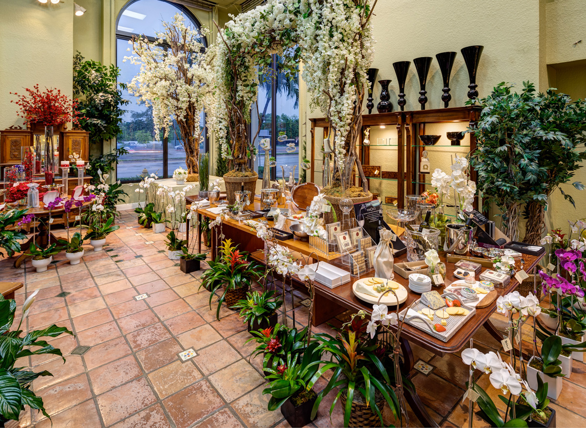 Sample place settings with stunning centerpieces in our Miami store